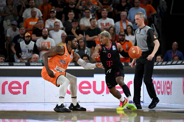 持着坚定的 持着坚定的